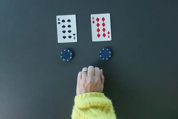 Blackjack håndsignal for å splitte kortene casino