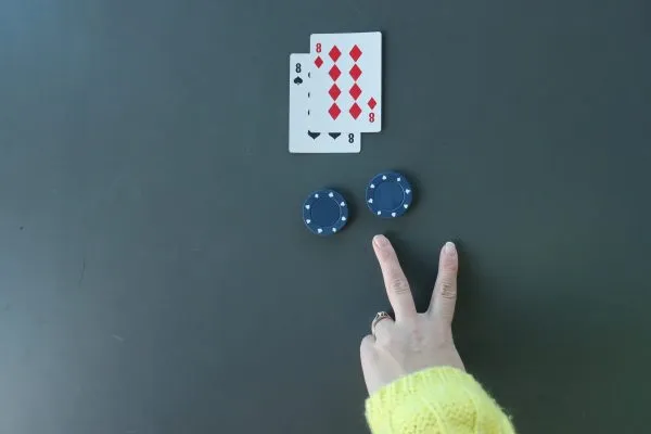 Blackjack håndsignal for å splitte kortene landbasert 